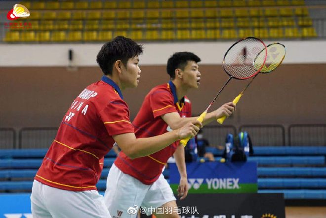 印尼队鏖战韩国队，黄鸭组合扛起全队