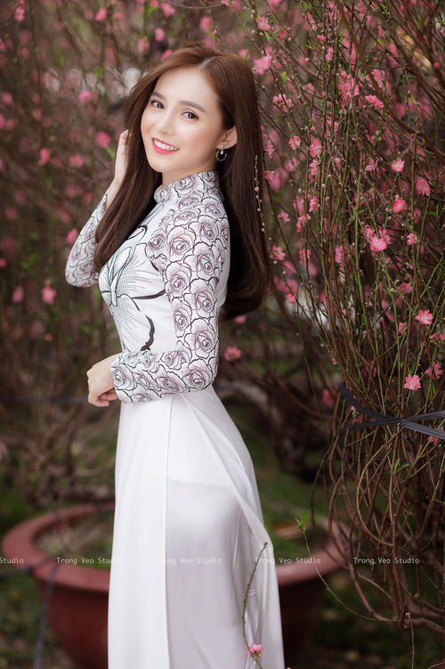 非常有戏剧冲突感!碾压一词结合强强对话的设定,本身就充满了话题性和颠覆性。让我们先来构思一个能引爆读者好奇心的标题
